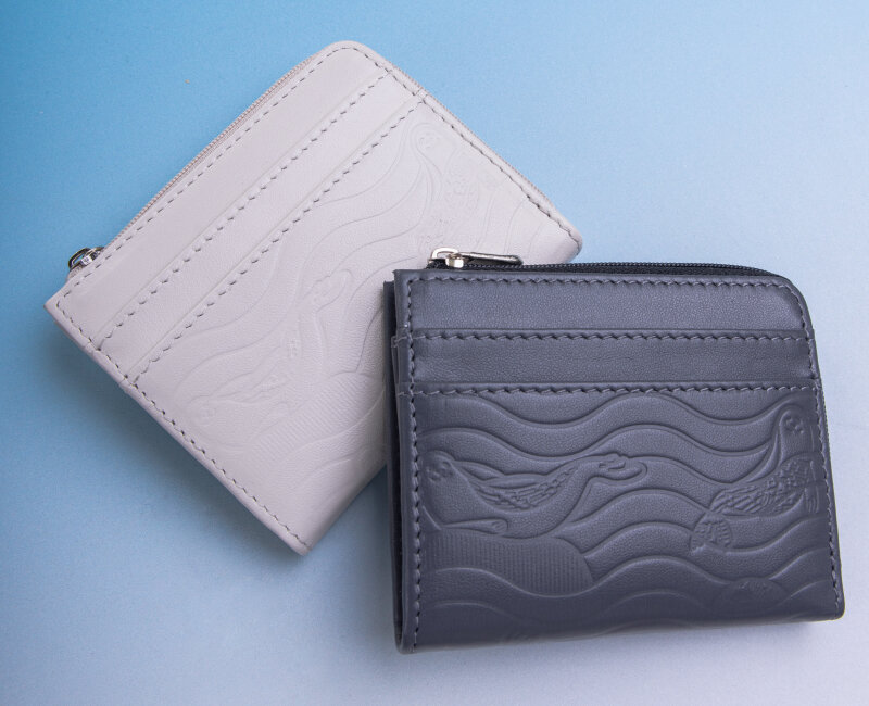 белый и серый кошельки